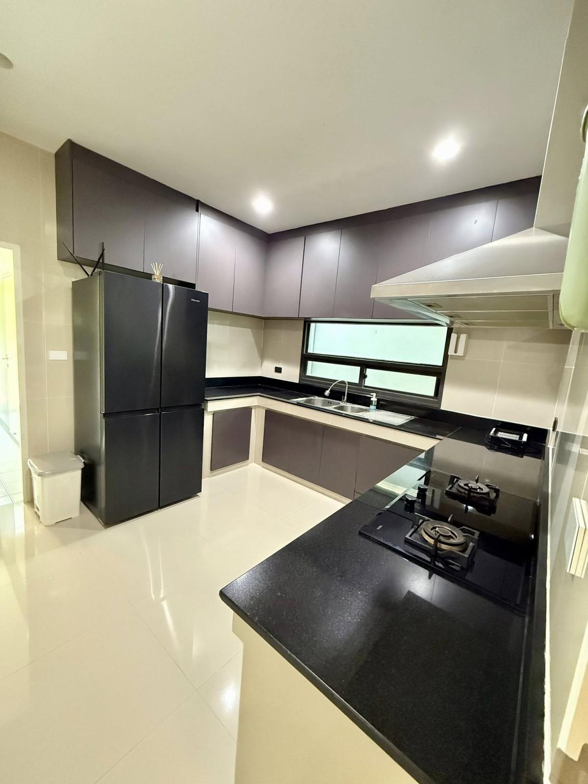For RentHousePattanakan, Srinakarin : Luxury 4 bedroom detached house in Setthasiri, Krungthep Kreetha 2. Ready to move in, close to a beautiful garden and complete with amenities!