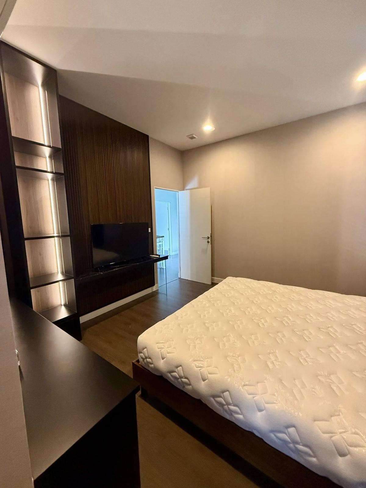 For RentHousePattanakan, Srinakarin : Luxury 4 bedroom detached house in Setthasiri, Krungthep Kreetha 2. Ready to move in, close to a beautiful garden and complete with amenities!