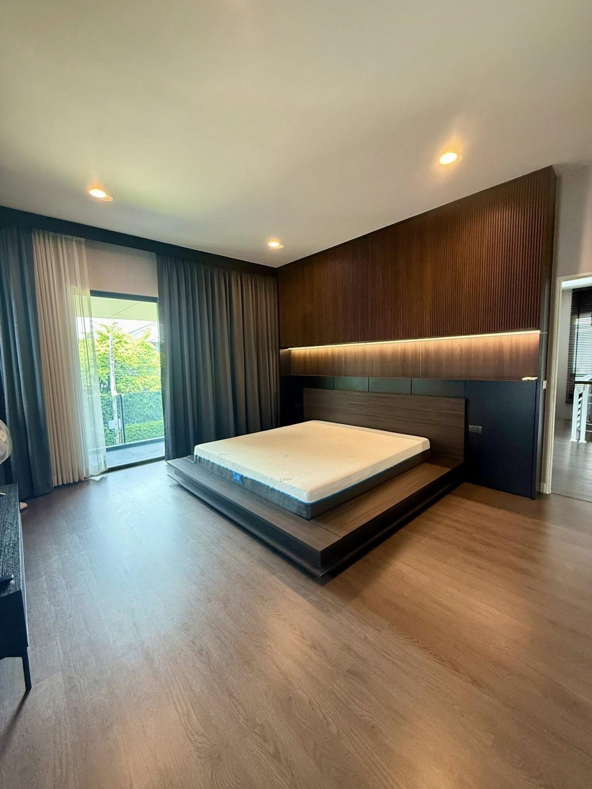 For RentHousePattanakan, Srinakarin : Luxury 4 bedroom detached house in Setthasiri, Krungthep Kreetha 2. Ready to move in, close to a beautiful garden and complete with amenities!