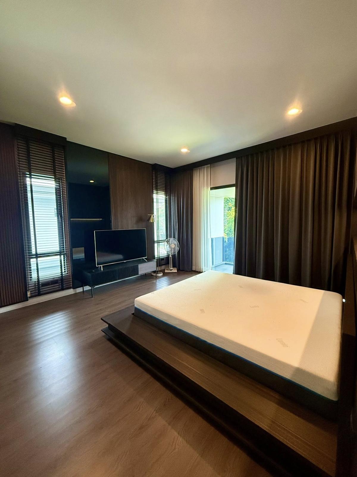 For RentHousePattanakan, Srinakarin : Luxury 4 bedroom detached house in Setthasiri, Krungthep Kreetha 2. Ready to move in, close to a beautiful garden and complete with amenities!