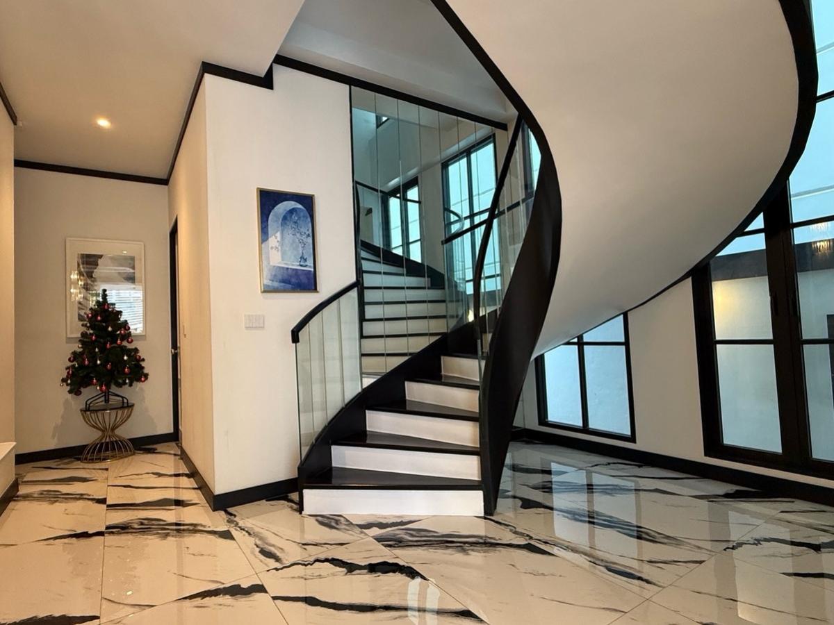 ให้เช่าบ้านสุขุมวิท อโศก ทองหล่อ : 28/01/2026, ให้เช่า ! บ้านเดี่ยวทรงสูงสุดหรู 3 ชั้น บนทำเลใจกลางเมือง ซอยสุขุมวิท 67  ห่างจากหน้าซอยเพียง 500 เมตร สามารถดัดแปลงเป็นออฟฟิศ เดิน 7 นาทีถึง BTS ใกล้ทางขึ้นลงทางด่วน