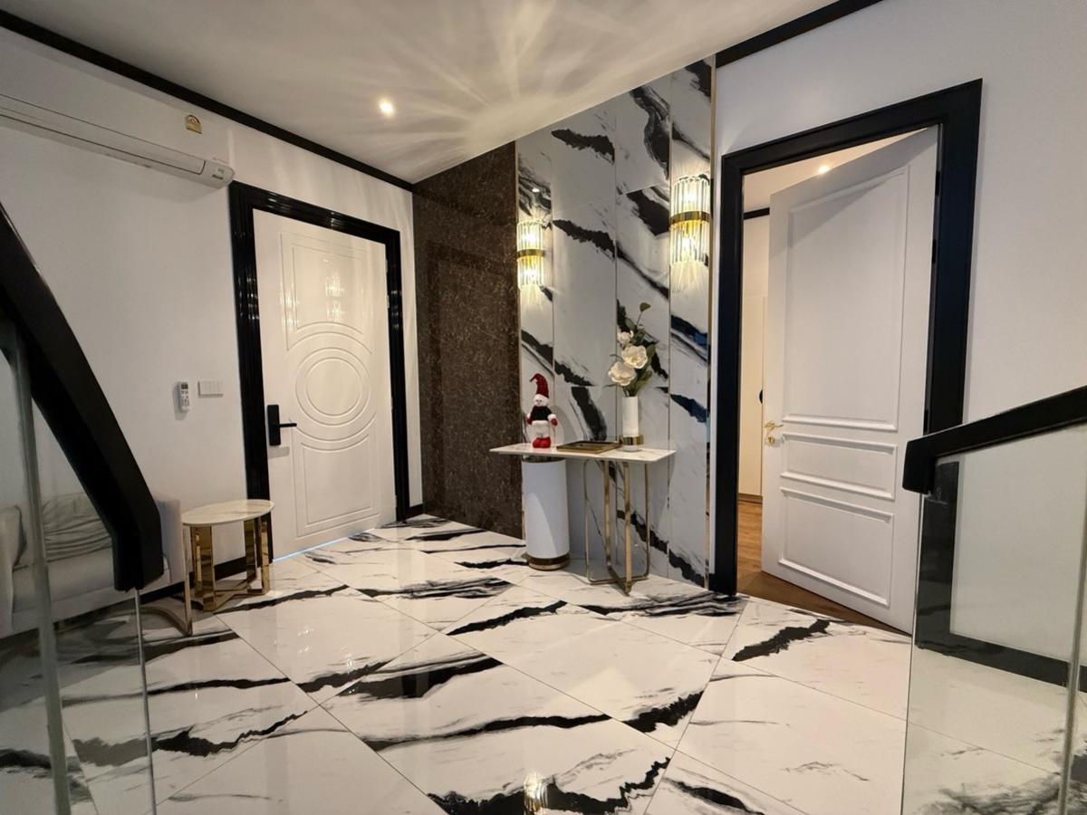 ให้เช่าบ้านสุขุมวิท อโศก ทองหล่อ : 28/01/2026, ให้เช่า ! บ้านเดี่ยวทรงสูงสุดหรู 3 ชั้น บนทำเลใจกลางเมือง ซอยสุขุมวิท 67  ห่างจากหน้าซอยเพียง 500 เมตร สามารถดัดแปลงเป็นออฟฟิศ เดิน 7 นาทีถึง BTS ใกล้ทางขึ้นลงทางด่วน