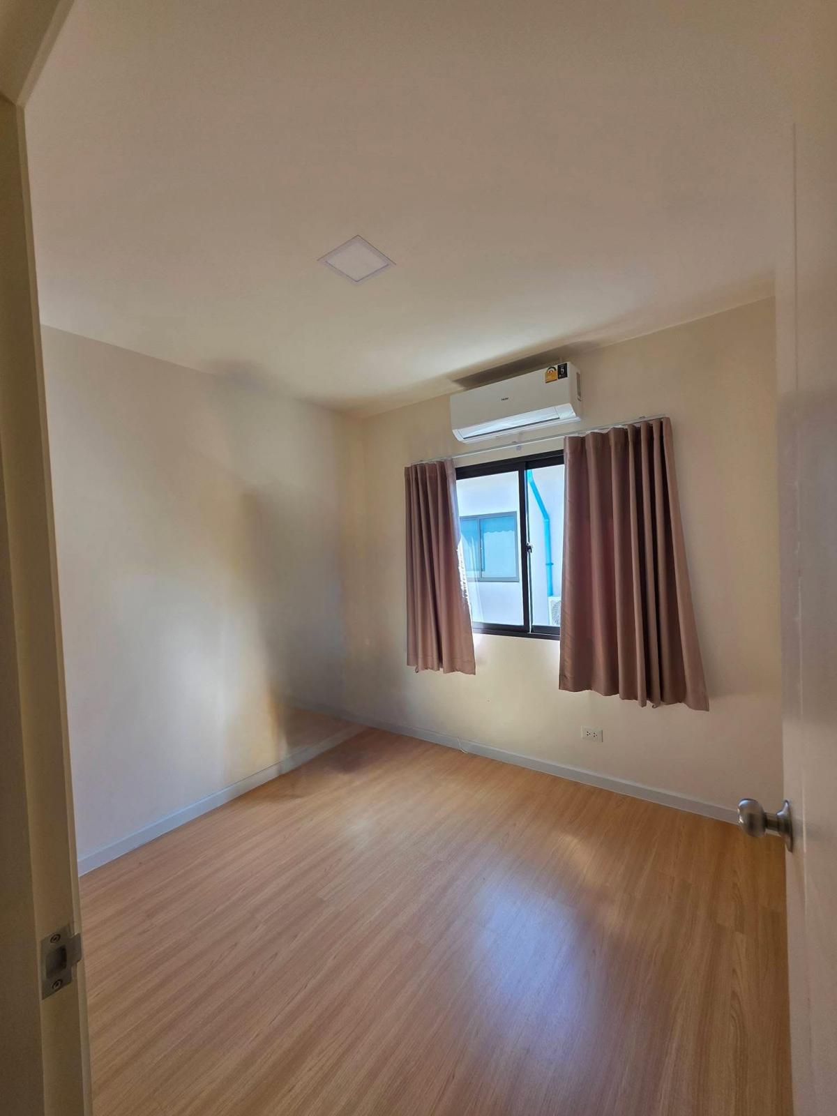 For RentTownhomeLadprao101, Happy Land, The Mall Bang Kapi : Townhome for rent, 3 bedrooms, next to Lat Phrao 101 Price only 20,000 baht/month, fully furnished!