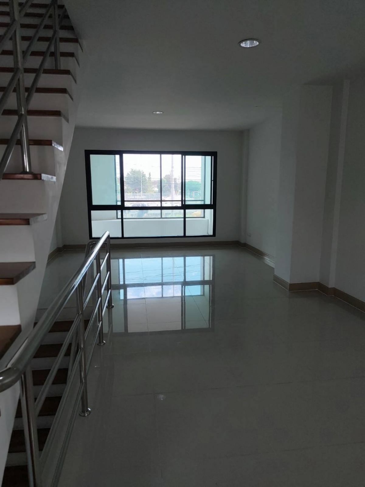 For RentTownhomePattanakan, Srinakarin : Beautiful house with 3 bedrooms in the heart of City Link Rama 9-Srinakarin. With a wide area of ​​250 sq m., for rent only 33,000 baht per month.