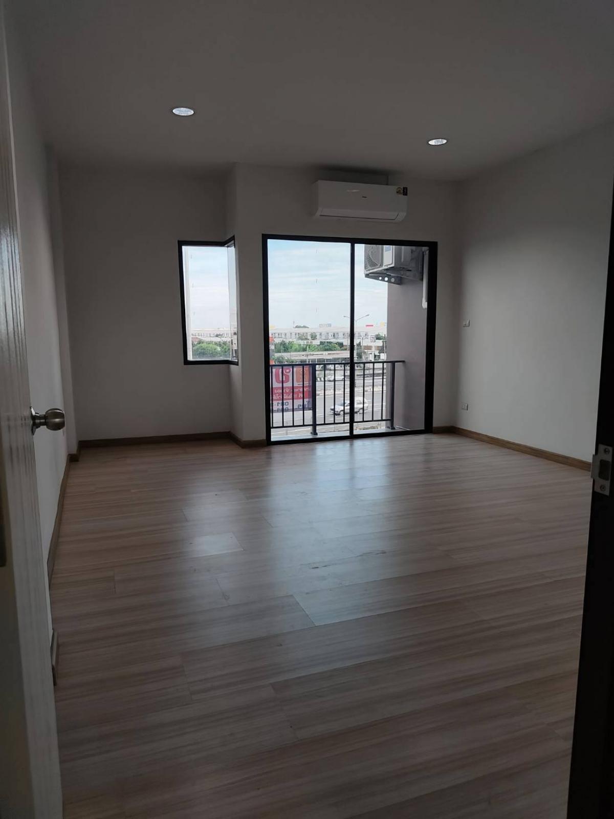 For RentTownhomePattanakan, Srinakarin : Beautiful house with 3 bedrooms in the heart of City Link Rama 9-Srinakarin. With a wide area of ​​250 sq m., for rent only 33,000 baht per month.