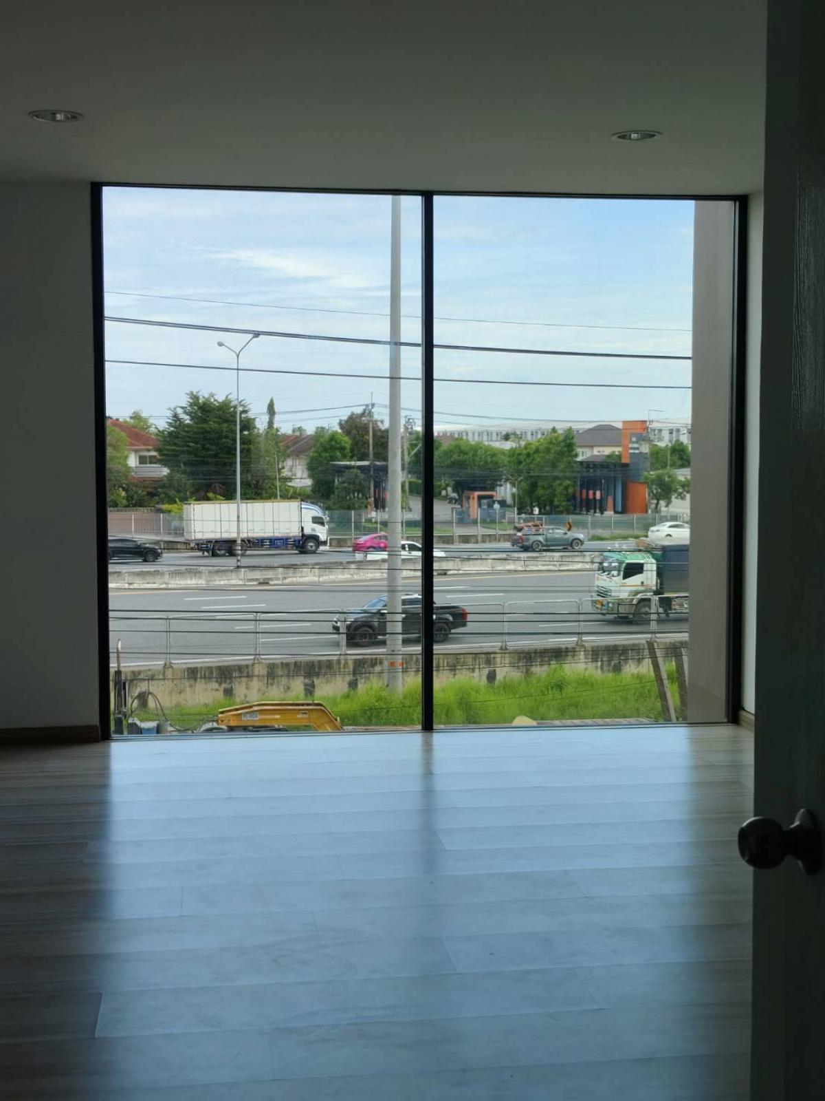 For RentTownhomePattanakan, Srinakarin : Beautiful house with 3 bedrooms in the heart of City Link Rama 9-Srinakarin. With a wide area of ​​250 sq m., for rent only 33,000 baht per month.