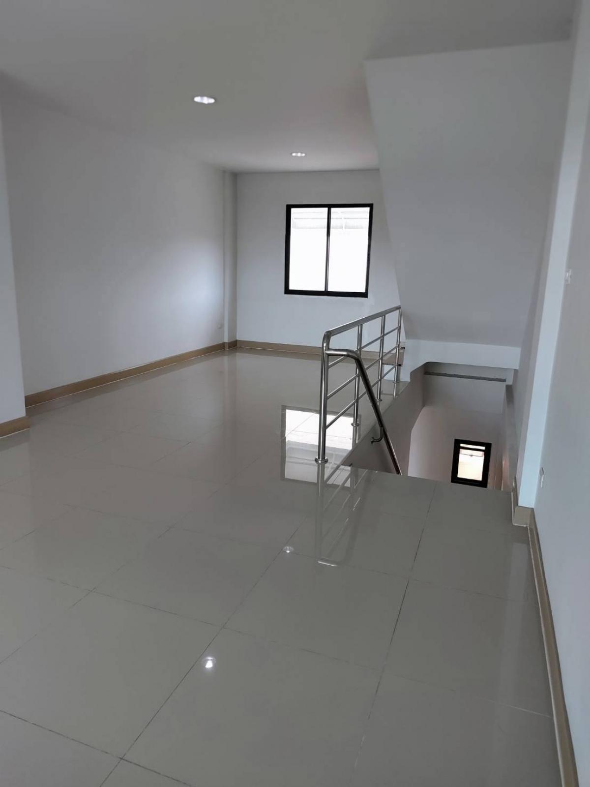 For RentTownhomePattanakan, Srinakarin : Beautiful house with 3 bedrooms in the heart of City Link Rama 9-Srinakarin. With a wide area of ​​250 sq m., for rent only 33,000 baht per month.