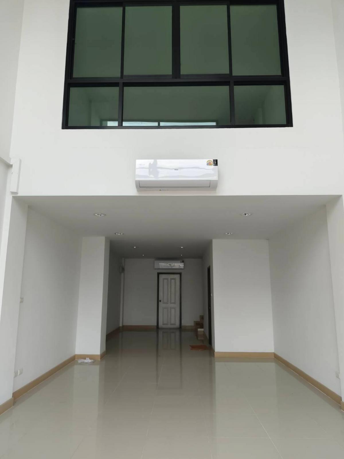 For RentTownhomePattanakan, Srinakarin : Beautiful house with 3 bedrooms in the heart of City Link Rama 9-Srinakarin. With a wide area of ​​250 sq m., for rent only 33,000 baht per month.