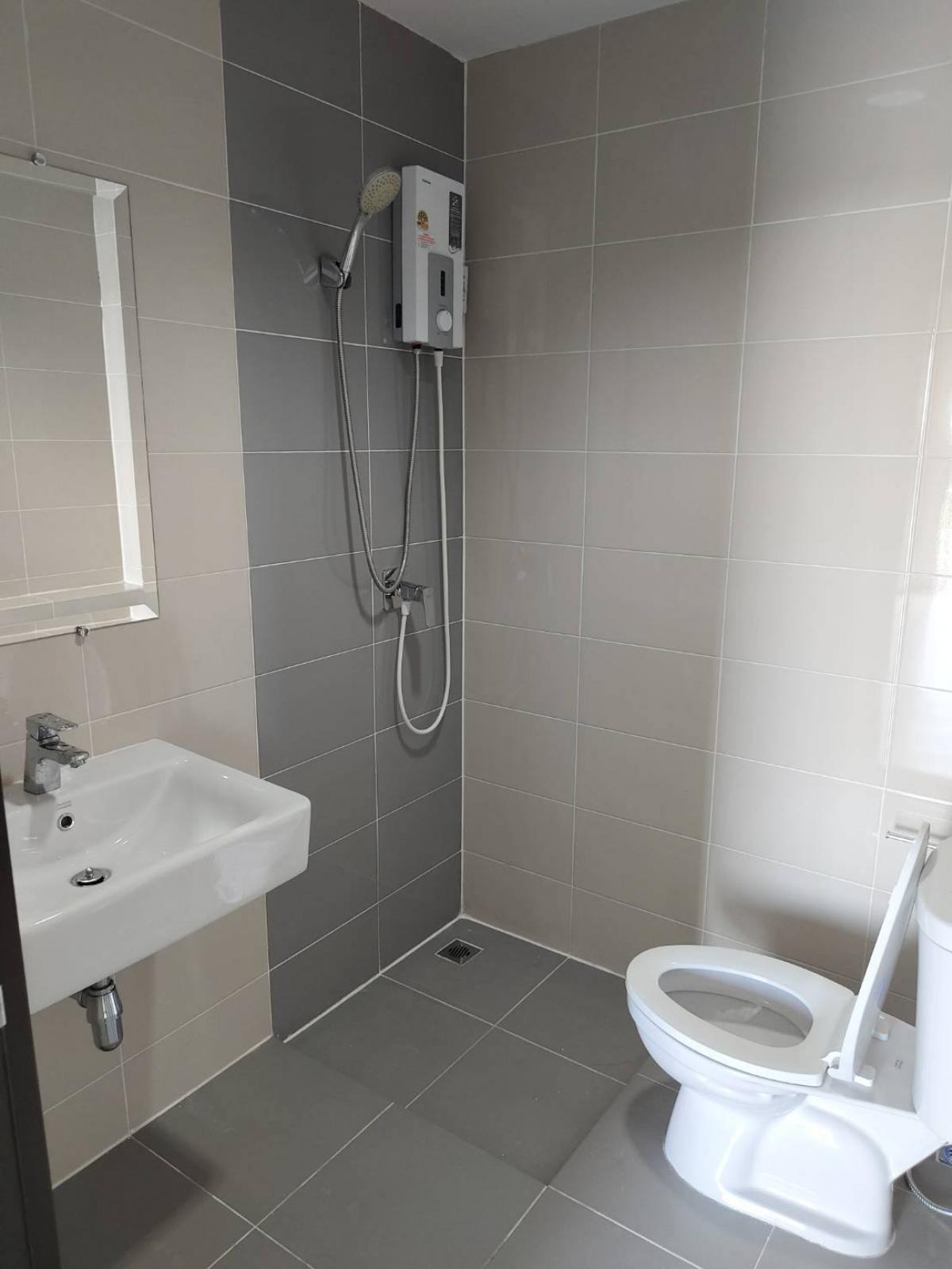 For RentTownhomePattanakan, Srinakarin : Beautiful house with 3 bedrooms in the heart of City Link Rama 9-Srinakarin. With a wide area of ​​250 sq m., for rent only 33,000 baht per month.