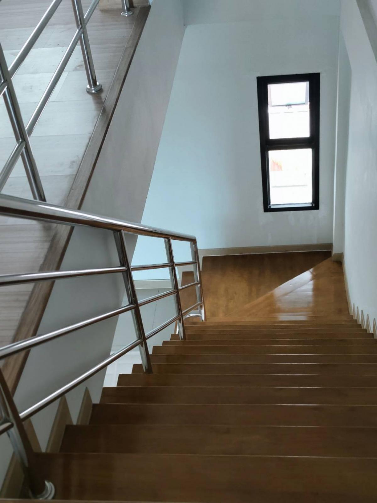 For RentTownhomePattanakan, Srinakarin : Beautiful house with 3 bedrooms in the heart of City Link Rama 9-Srinakarin. With a wide area of ​​250 sq m., for rent only 33,000 baht per month.