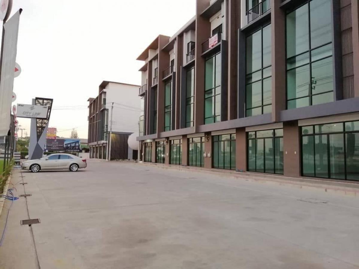 For RentTownhomePattanakan, Srinakarin : Beautiful house with 3 bedrooms in the heart of City Link Rama 9-Srinakarin. With a wide area of ​​250 sq m., for rent only 33,000 baht per month.