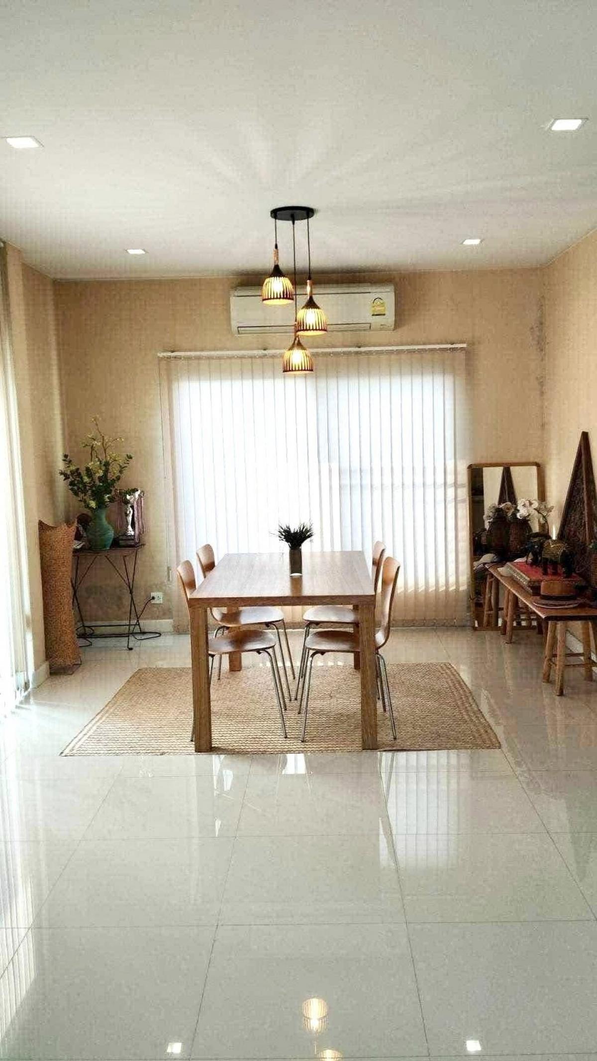 For RentHousePattanakan, Srinakarin : Large room, 3 bedrooms, 3 bathrooms, very luxurious at Setthasiri. Srinakarin-Rama 9 Perfect in every area, ready to move in! Single house 160 sq m. on land 53 sq m. Rent only 60,000 baht per month. Don't miss it!