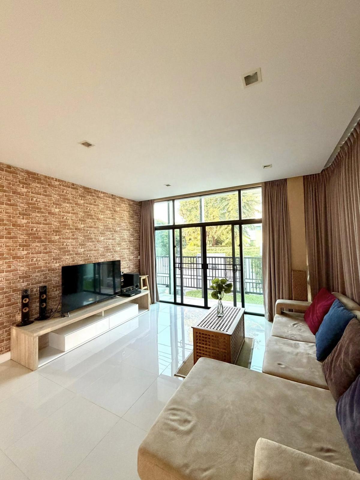 For RentHousePattanakan, Srinakarin : Large room, 3 bedrooms, 3 bathrooms, very luxurious at Setthasiri. Srinakarin-Rama 9 Perfect in every area, ready to move in! Single house 160 sq m. on land 53 sq m. Rent only 60,000 baht per month. Don't miss it!