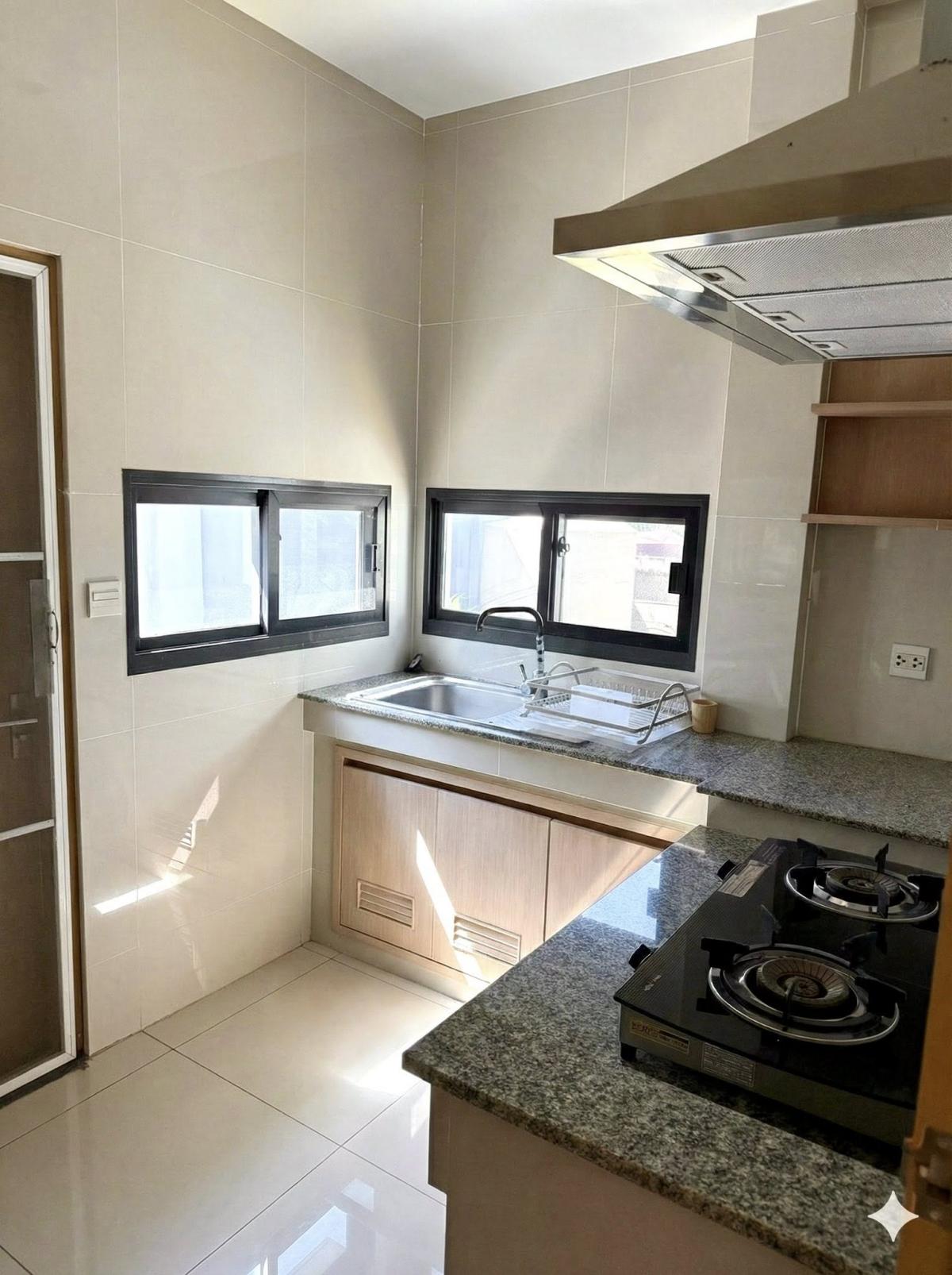 For RentHousePattanakan, Srinakarin : Large room, 3 bedrooms, 3 bathrooms, very luxurious at Setthasiri. Srinakarin-Rama 9 Perfect in every area, ready to move in! Single house 160 sq m. on land 53 sq m. Rent only 60,000 baht per month. Don't miss it!