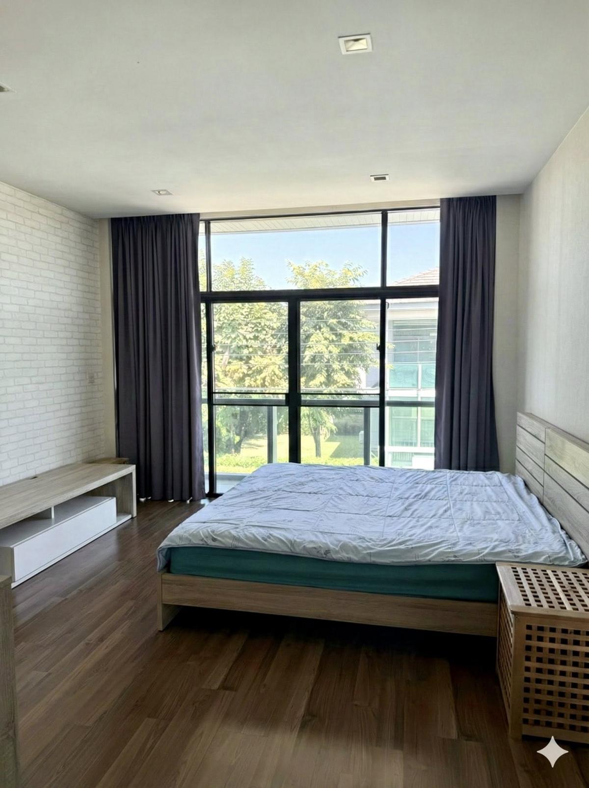 For RentHousePattanakan, Srinakarin : Large room, 3 bedrooms, 3 bathrooms, very luxurious at Setthasiri. Srinakarin-Rama 9 Perfect in every area, ready to move in! Single house 160 sq m. on land 53 sq m. Rent only 60,000 baht per month. Don't miss it!