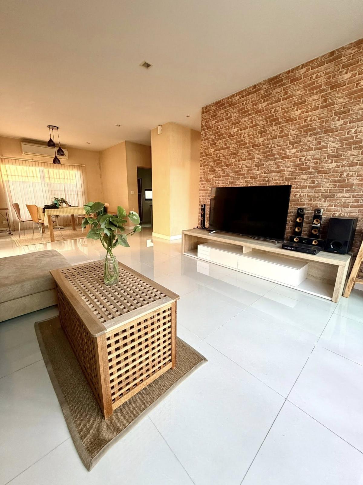 For RentHousePattanakan, Srinakarin : Large room, 3 bedrooms, 3 bathrooms, very luxurious at Setthasiri. Srinakarin-Rama 9 Perfect in every area, ready to move in! Single house 160 sq m. on land 53 sq m. Rent only 60,000 baht per month. Don't miss it!