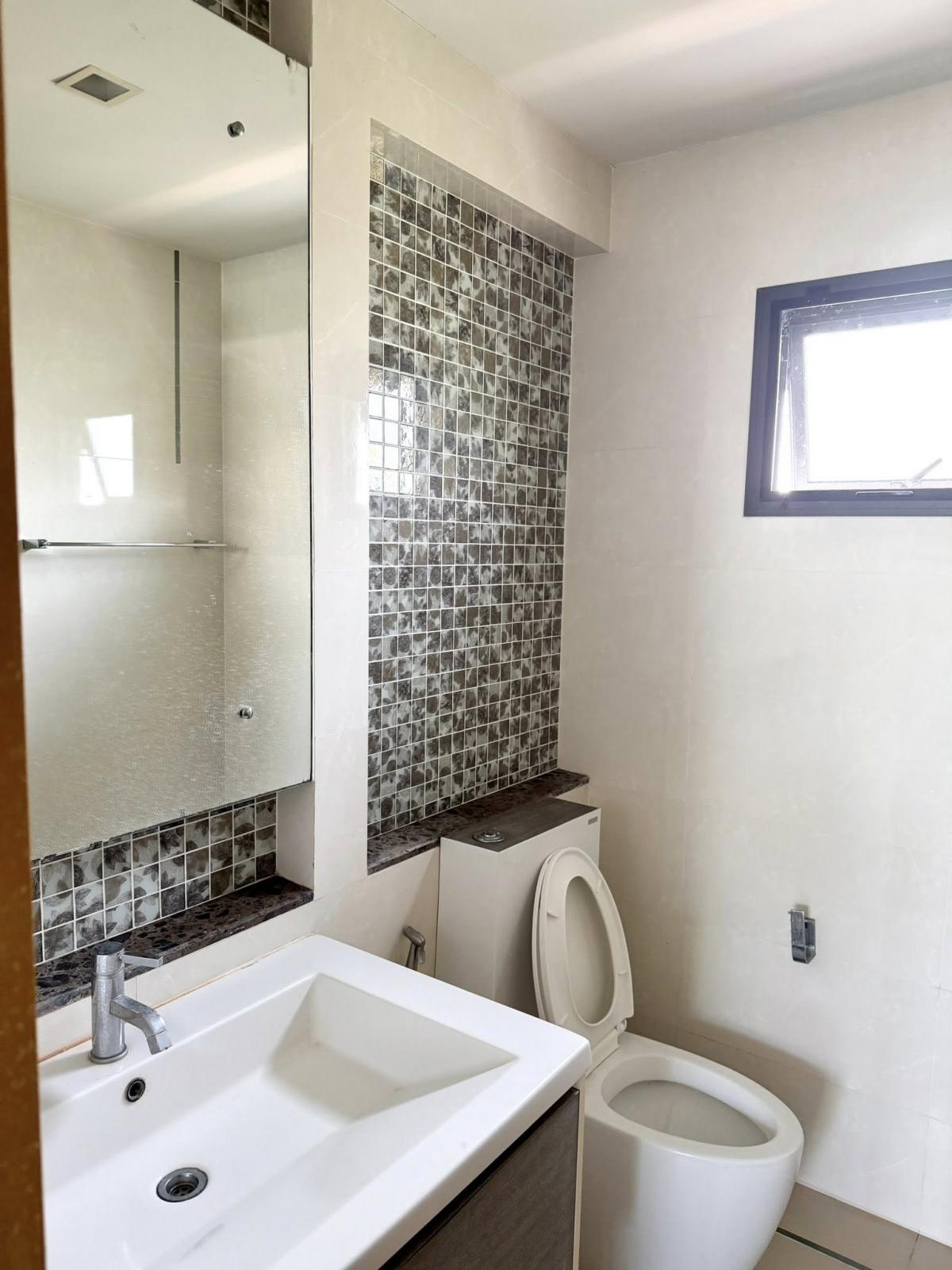 For RentHousePattanakan, Srinakarin : Large room, 3 bedrooms, 3 bathrooms, very luxurious at Setthasiri. Srinakarin-Rama 9 Perfect in every area, ready to move in! Single house 160 sq m. on land 53 sq m. Rent only 60,000 baht per month. Don't miss it!