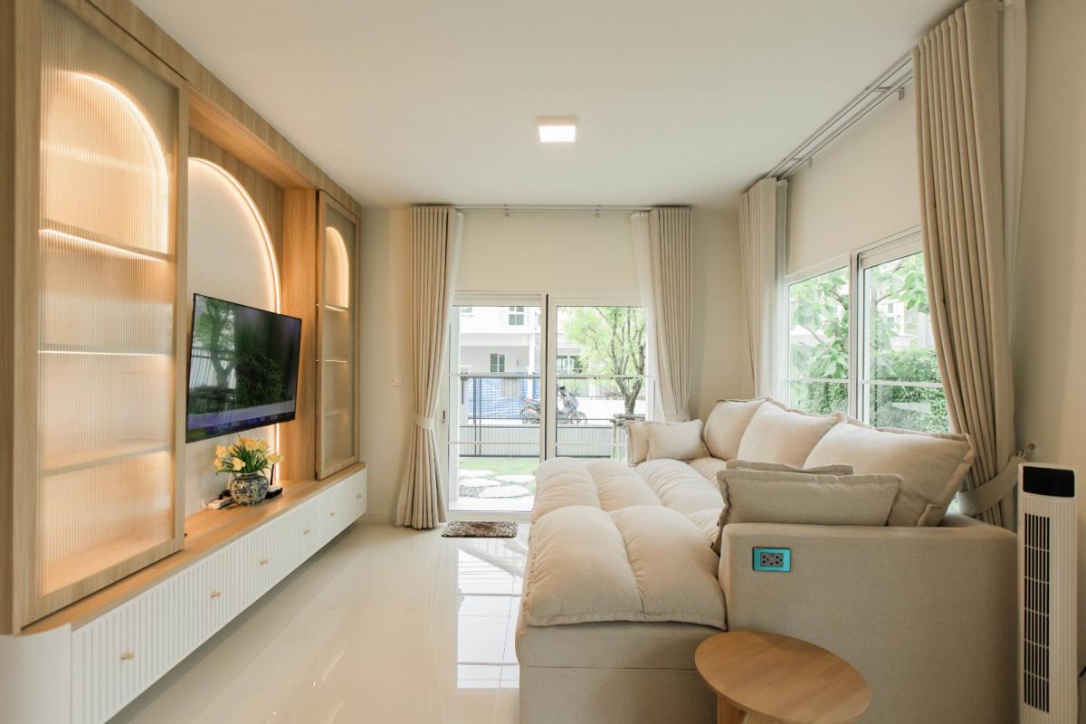 For SaleHouseBangna, Bearing, Lasalle : Modern style house, 3 bedrooms, 3 bathrooms, convenient transportation in the heart of Srinakarin. Selling for 9 million or renting for 75,000 baht per month, perfect for every lifestyle.