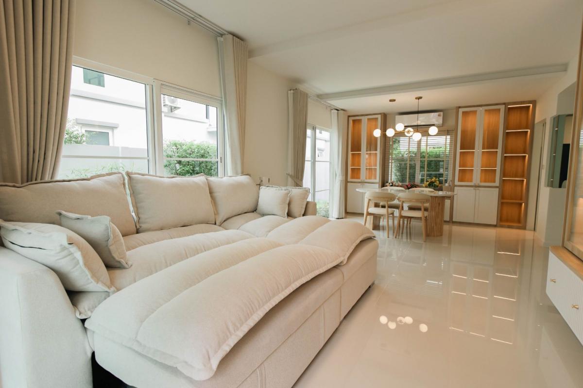 For SaleHouseBangna, Bearing, Lasalle : Modern style house, 3 bedrooms, 3 bathrooms, convenient transportation in the heart of Srinakarin. Selling for 9 million or renting for 75,000 baht per month, perfect for every lifestyle.