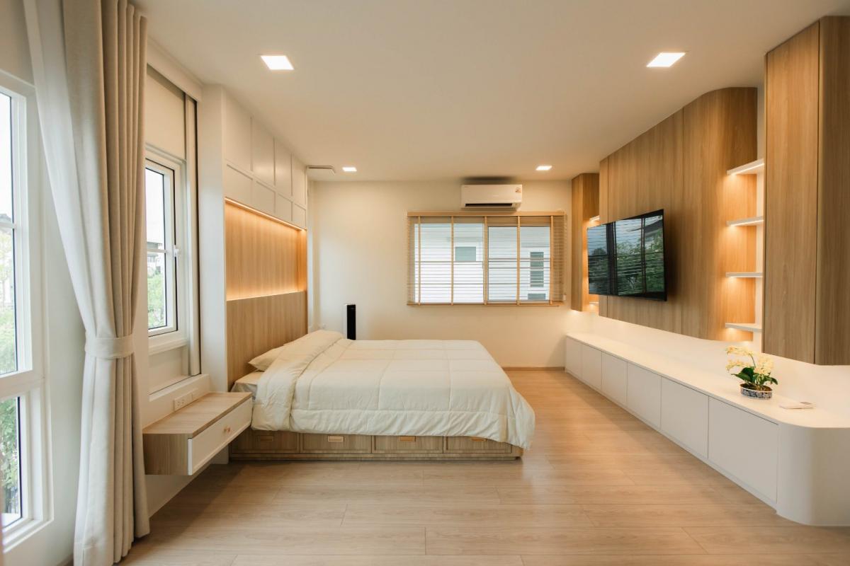 For SaleHouseBangna, Bearing, Lasalle : Modern style house, 3 bedrooms, 3 bathrooms, convenient transportation in the heart of Srinakarin. Selling for 9 million or renting for 75,000 baht per month, perfect for every lifestyle.