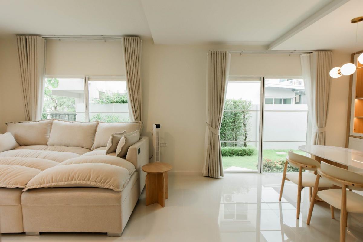 For SaleHouseBangna, Bearing, Lasalle : Modern style house, 3 bedrooms, 3 bathrooms, convenient transportation in the heart of Srinakarin. Selling for 9 million or renting for 75,000 baht per month, perfect for every lifestyle.