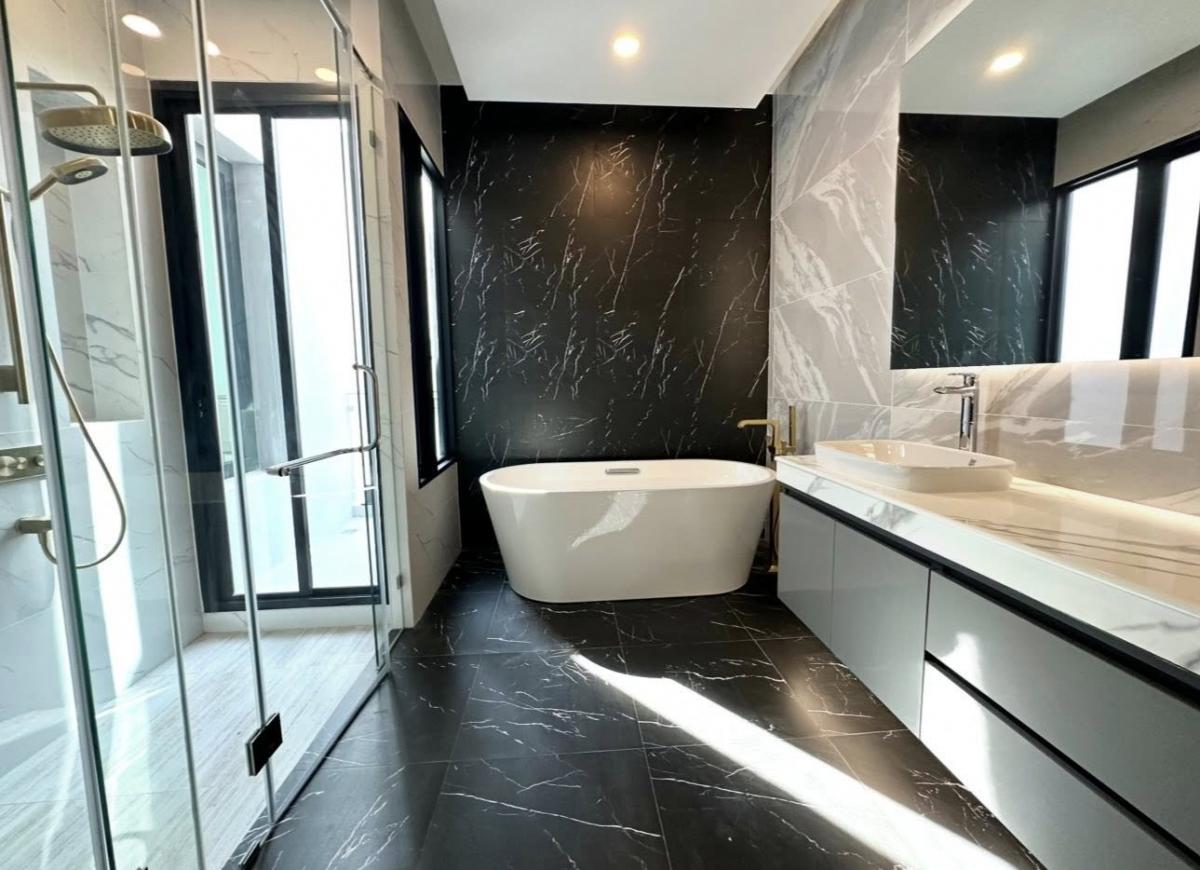 For SaleHouseKasetsart, Ratchayothin : Luxurious pool villa with 5 bedrooms, area 700 sq m. Location in the heart of Ramintra, near the BTS, price 65 million baht.