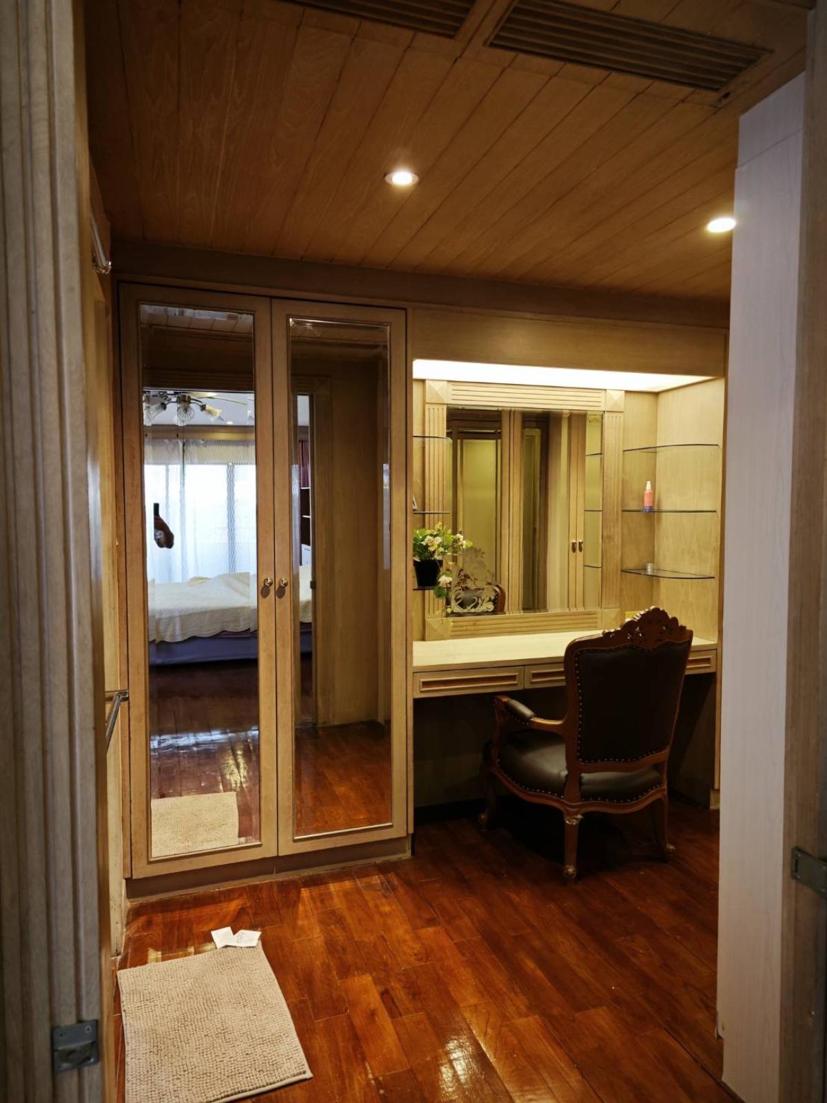 For SaleCondoRatchathewi,Phayathai : 07/03/2026, Centurion Park Ari condo, 2 bedrooms, 129 sq.m. priced at only 12.9 million!Located near Ari BTS with complete facilities!