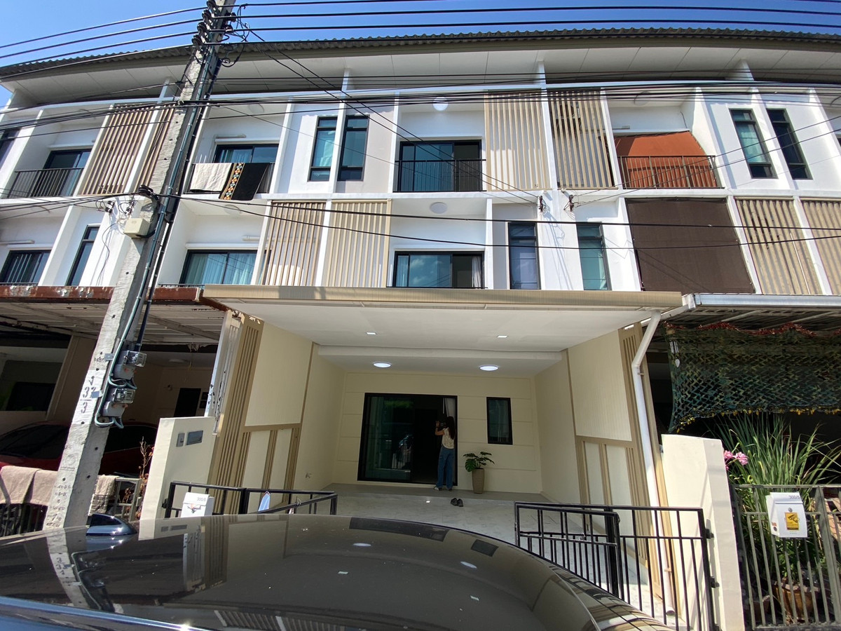 For SaleTownhomePattanakan, Srinakarin : Urgent Sale | Newly Renovated 3-Storey Townhome PATIO Srinakarin–Rama 9 | Prime Krungthep Kreetha Location