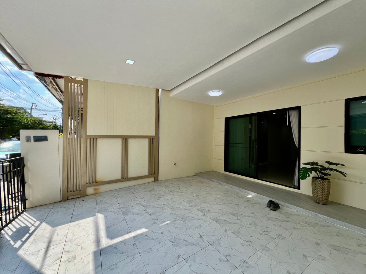 For SaleTownhomePattanakan, Srinakarin : Urgent Sale | Newly Renovated 3-Storey Townhome PATIO Srinakarin–Rama 9 | Prime Krungthep Kreetha Location