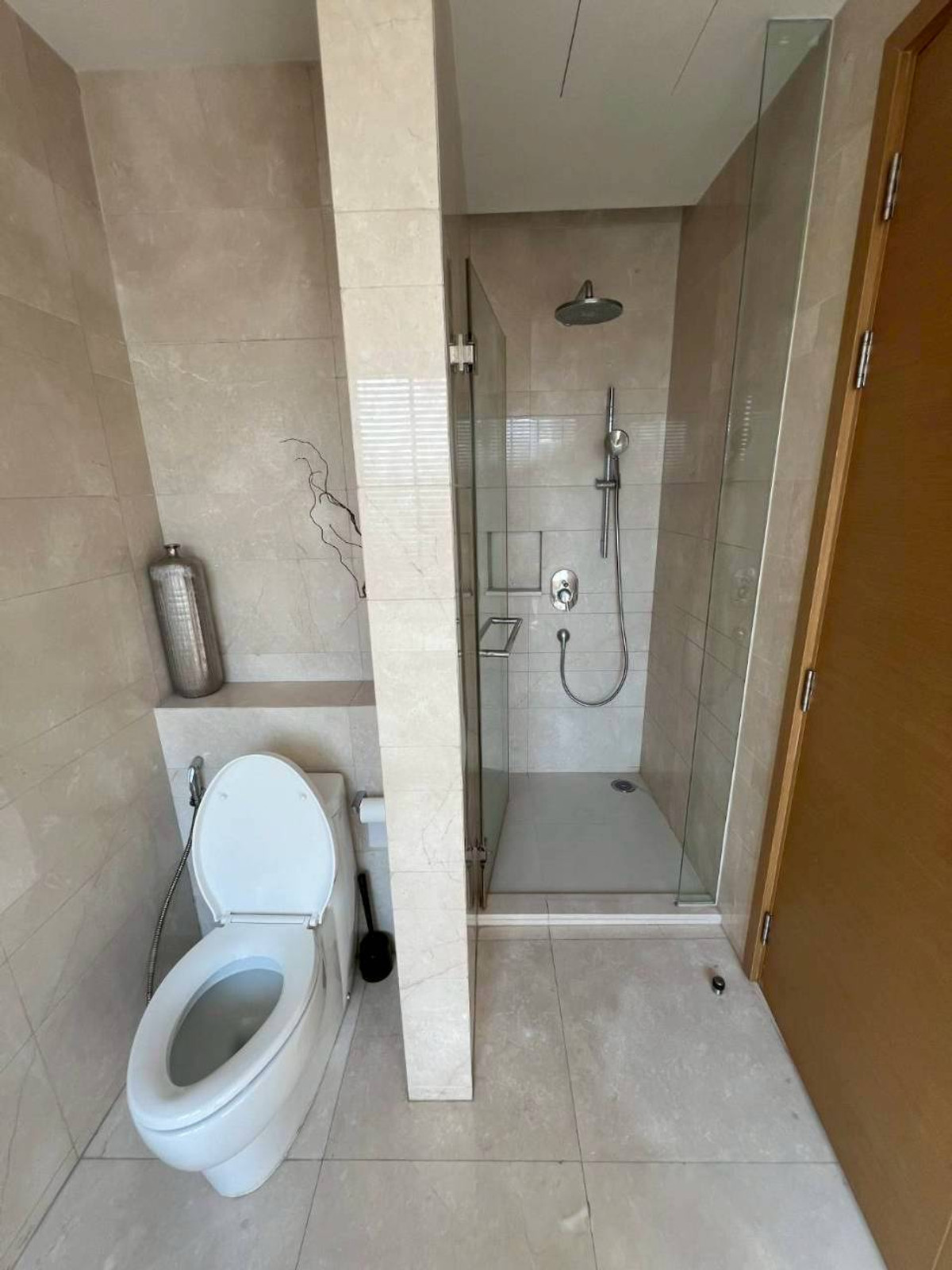 For RentCondoWitthayu, Chidlom, Langsuan, Ploenchit : Luxury condo for rent, Prive by Sansiri | Ploenchit ✨ Luxury condo in the heart of the city, near BTS Ploenchit, comfortable, private, suitable for executives & expats🏙 3 bedrooms | 4 bathrooms 📐 large size 156 sq m. | 10th floor