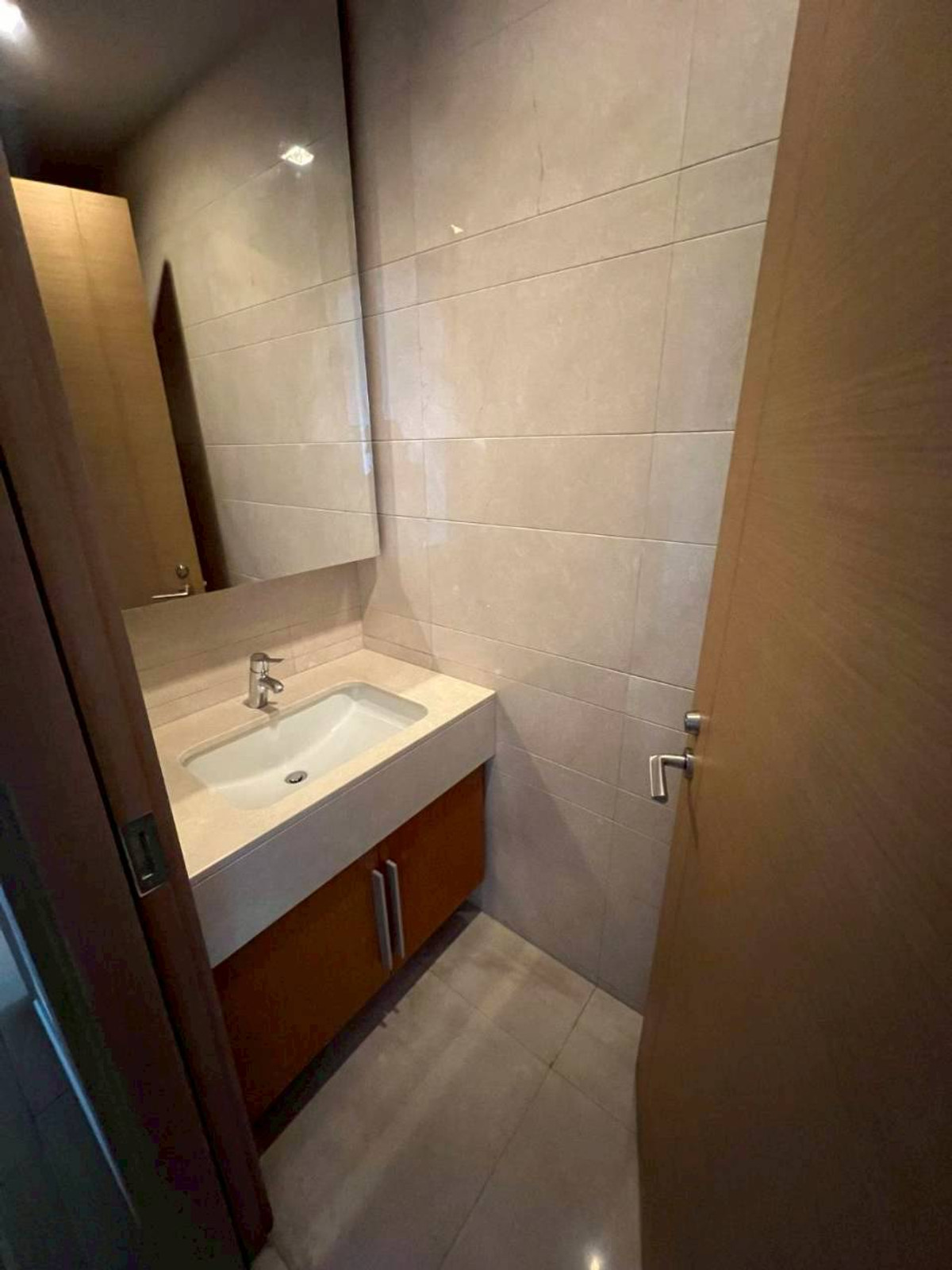 For RentCondoWitthayu, Chidlom, Langsuan, Ploenchit : Luxury condo for rent, Prive by Sansiri | Ploenchit ✨ Luxury condo in the heart of the city, near BTS Ploenchit, comfortable, private, suitable for executives & expats🏙 3 bedrooms | 4 bathrooms 📐 large size 156 sq m. | 10th floor