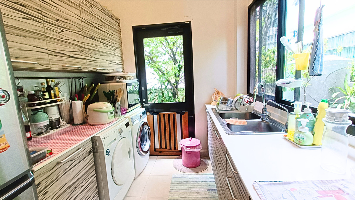 For RentHouseLadkrabang, Suwannaphum Airport : Single house for rent, back on the edge, not next to other houses on 3 sides, Perfect Masterpiece Sukhumvit 77, 87.1 sq m, north side, 4 bedrooms, 4 bathrooms, next to Robinson Lat Krabang, 10 minutes to the motorway and Suvarnabhumi Airport.