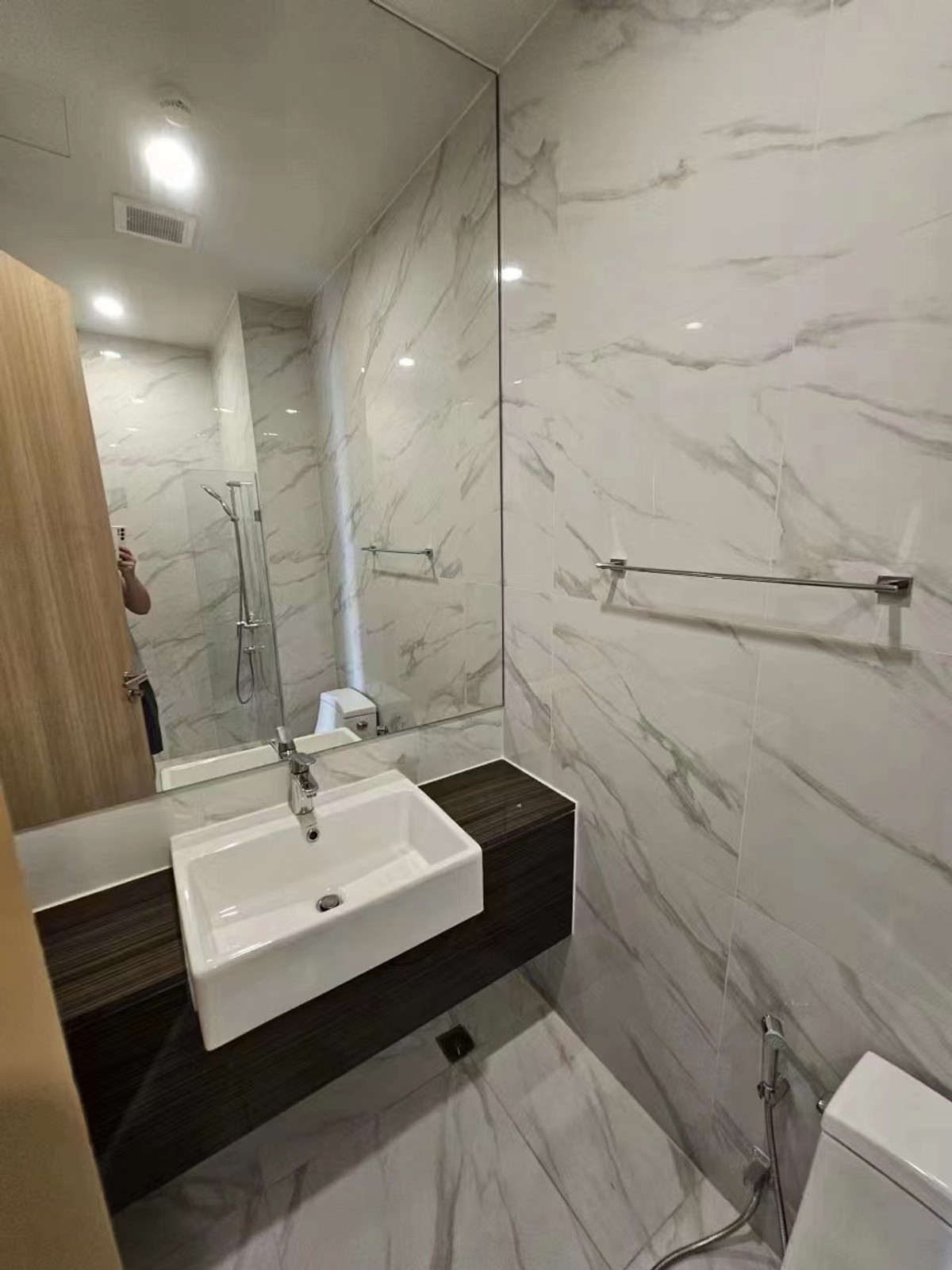 For RentCondoSukhumvit, Asoke, Thonglor : Condo for rent: Noble Be19, fully furnished, ready to move in, close to Asoke BTS and many department stores!!