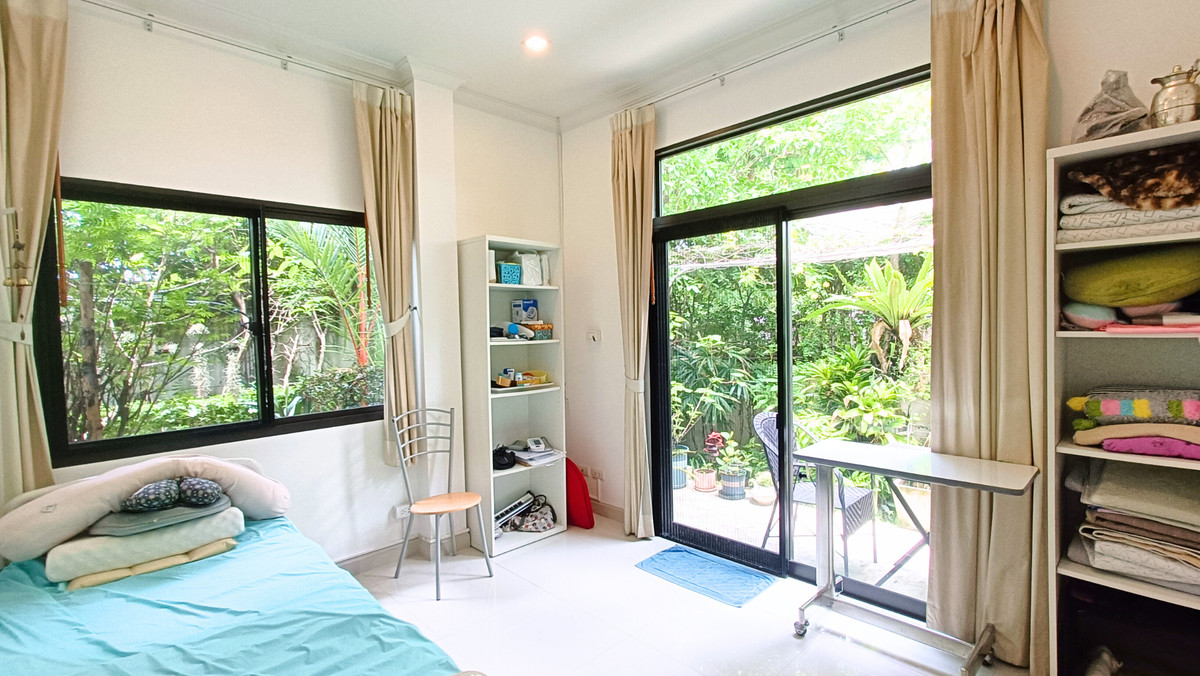 For RentHouseLadkrabang, Suwannaphum Airport : Single house for rent, back on the edge, not next to other houses on 3 sides, Perfect Masterpiece Sukhumvit 77, 87.1 sq m, north side, 4 bedrooms, 4 bathrooms, next to Robinson Lat Krabang, 10 minutes to the motorway and Suvarnabhumi Airport.