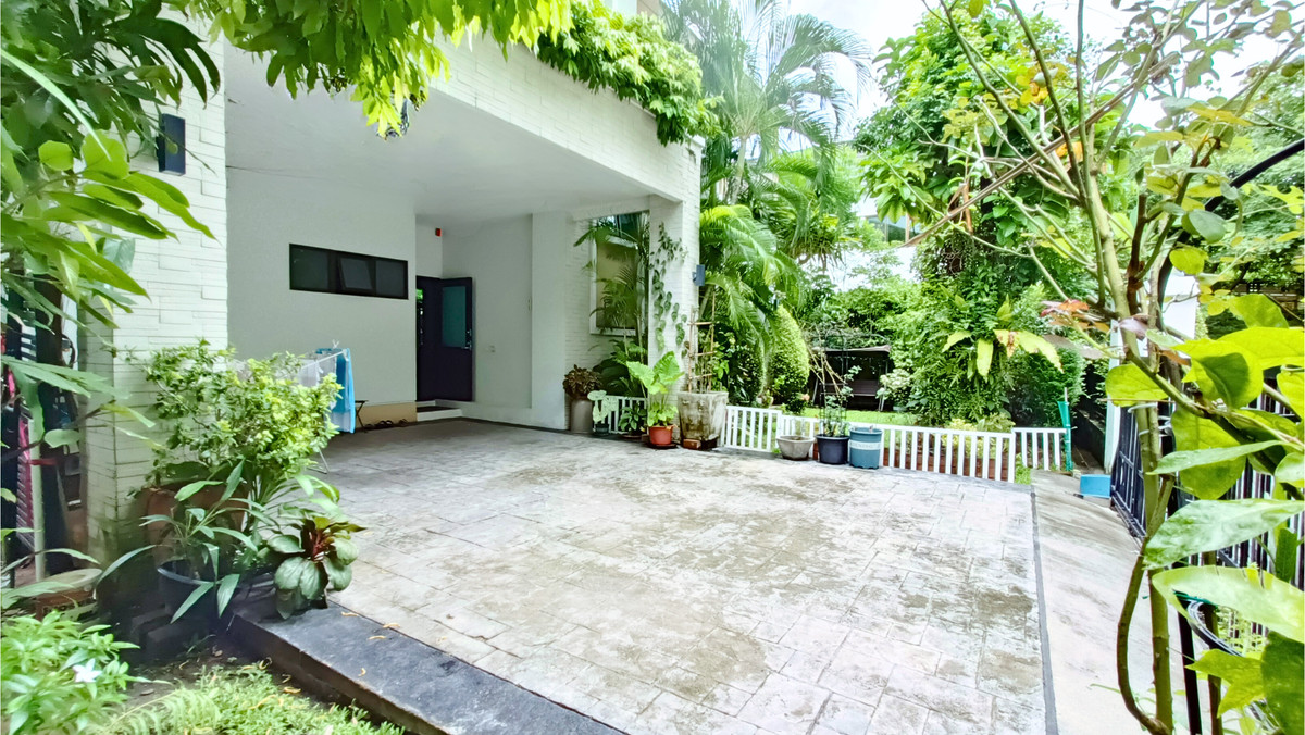 For RentHouseLadkrabang, Suwannaphum Airport : Single house for rent, back on the edge, not next to other houses on 3 sides, Perfect Masterpiece Sukhumvit 77, 87.1 sq m, north side, 4 bedrooms, 4 bathrooms, next to Robinson Lat Krabang, 10 minutes to the motorway and Suvarnabhumi Airport.