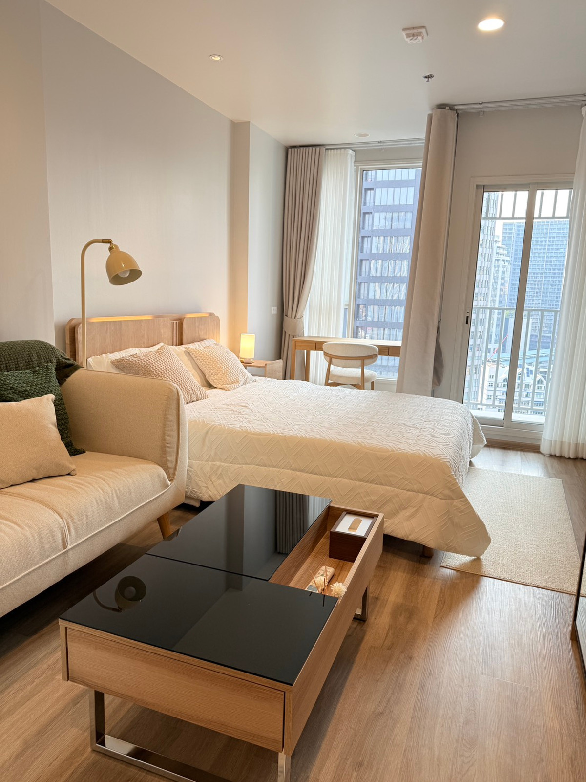 ให้เช่าคอนโดสุขุมวิท อโศก ทองหล่อ : อยากอยู่ทำเลทองหล่อ ห้องใหม่และแต่งเต็มไม่เหมือนใคร พร้อมอยู่วันนี้ ทักด่วน!!