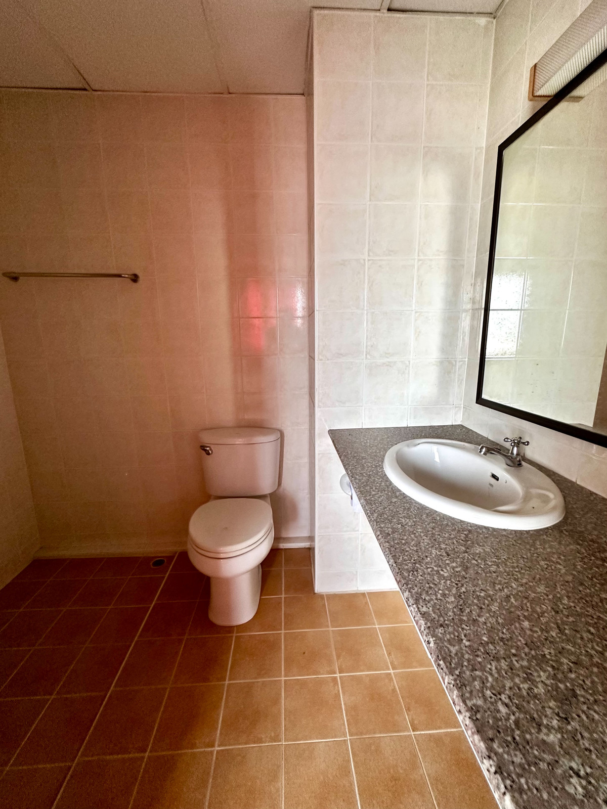 For SaleHotel&Apartment BusinessNakhon Si Thammarat : 🏨 Urgent sale! Prime location hotel In the center of Thung Song Market, Thung Song District, Nakhon Si Thammarat Province.