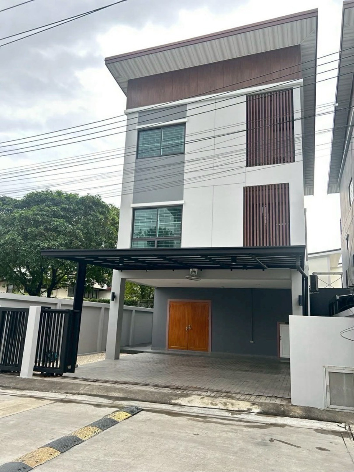 For RentHouseChokchai 4, Ladprao 71, Ladprao 48, : Pet-Friendly House for Rent, New Furniture at Siri House Ratchda 18 / Ladprao 80
