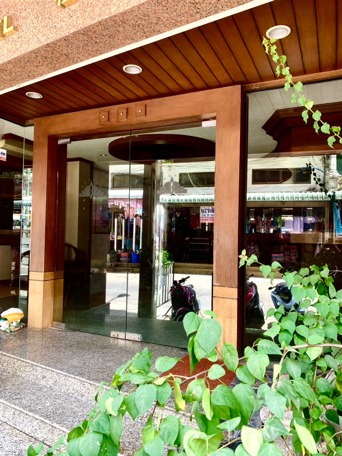 For SaleHotel&Apartment BusinessNakhon Si Thammarat : 🏨 Urgent sale! Prime location hotel In the center of Thung Song Market, Thung Song District, Nakhon Si Thammarat Province.