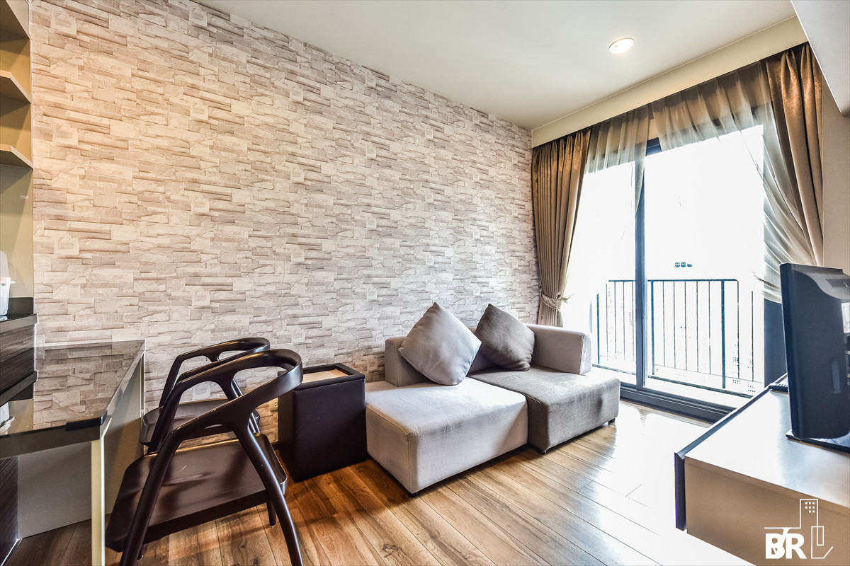 For RentCondoSapankwai,Jatujak : Walk 0 minutes to your desired destination... If you live on the train (Then come back and sleep at ONYX!) BY :Tiegr