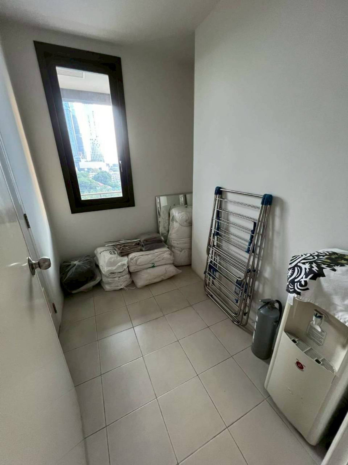 For RentCondoWitthayu, Chidlom, Langsuan, Ploenchit : Luxury condo for rent, Prive by Sansiri | Ploenchit ✨ Luxury condo in the heart of the city, near BTS Ploenchit, comfortable, private, suitable for executives & expats🏙 3 bedrooms | 4 bathrooms 📐 large size 156 sq m. | 10th floor