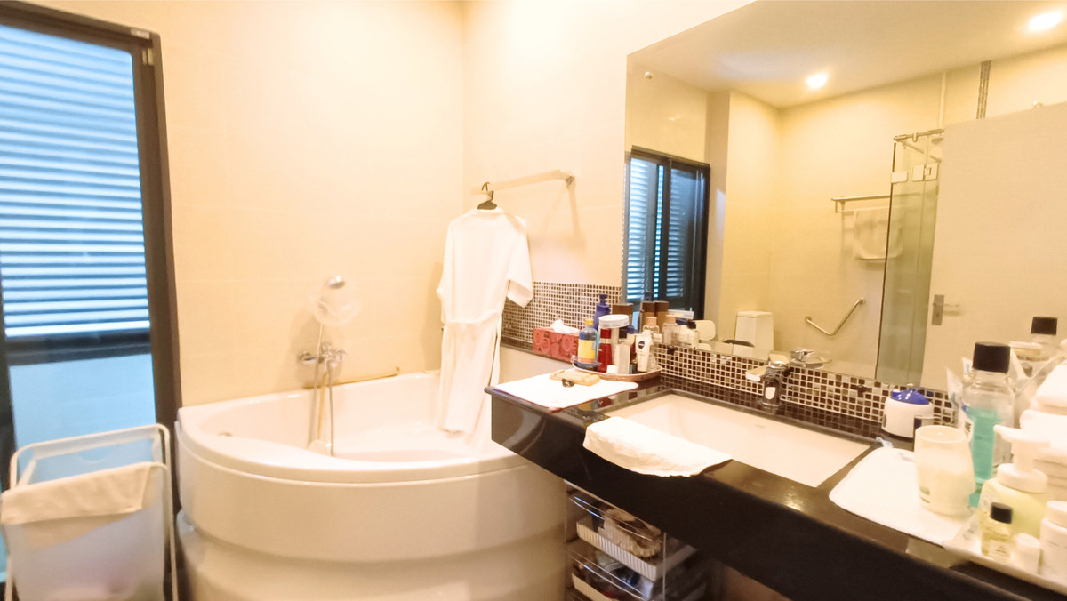 For RentHouseLadkrabang, Suwannaphum Airport : Single house for rent, back on the edge, not next to other houses on 3 sides, Perfect Masterpiece Sukhumvit 77, 87.1 sq m, north side, 4 bedrooms, 4 bathrooms, next to Robinson Lat Krabang, 10 minutes to the motorway and Suvarnabhumi Airport.