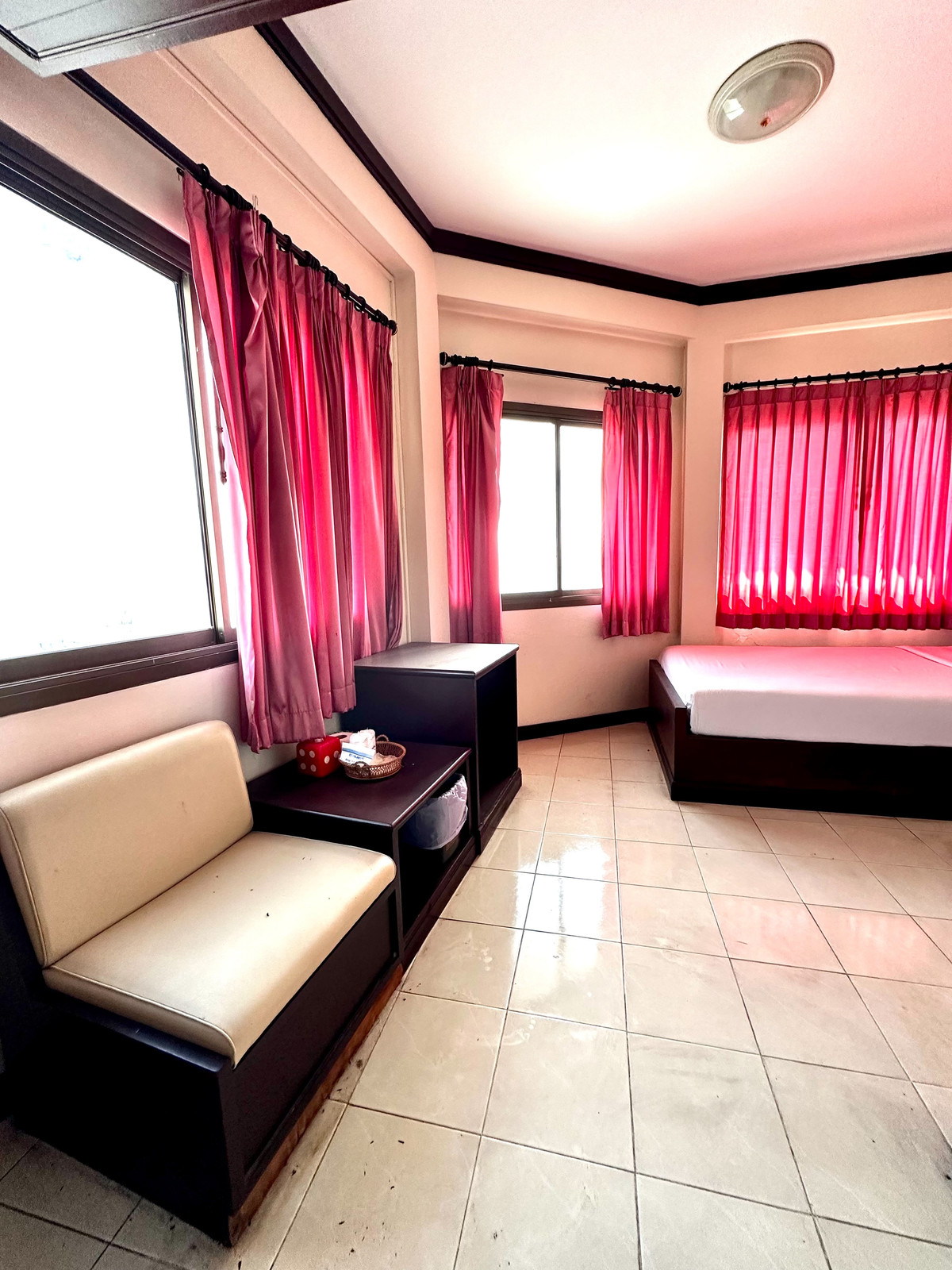 For SaleHotel&Apartment BusinessNakhon Si Thammarat : 🏨 Urgent sale! Prime location hotel In the center of Thung Song Market, Thung Song District, Nakhon Si Thammarat Province.