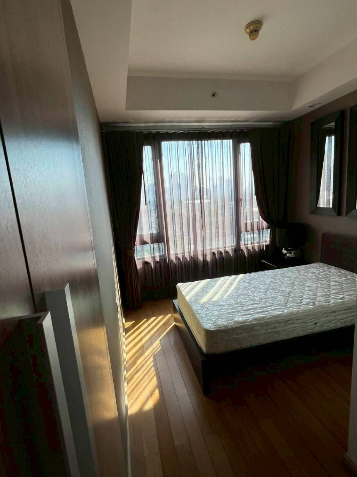 For RentCondoWitthayu, Chidlom, Langsuan, Ploenchit : Luxury condo for rent, Prive by Sansiri | Ploenchit ✨ Luxury condo in the heart of the city, near BTS Ploenchit, comfortable, private, suitable for executives & expats🏙 3 bedrooms | 4 bathrooms 📐 large size 156 sq m. | 10th floor