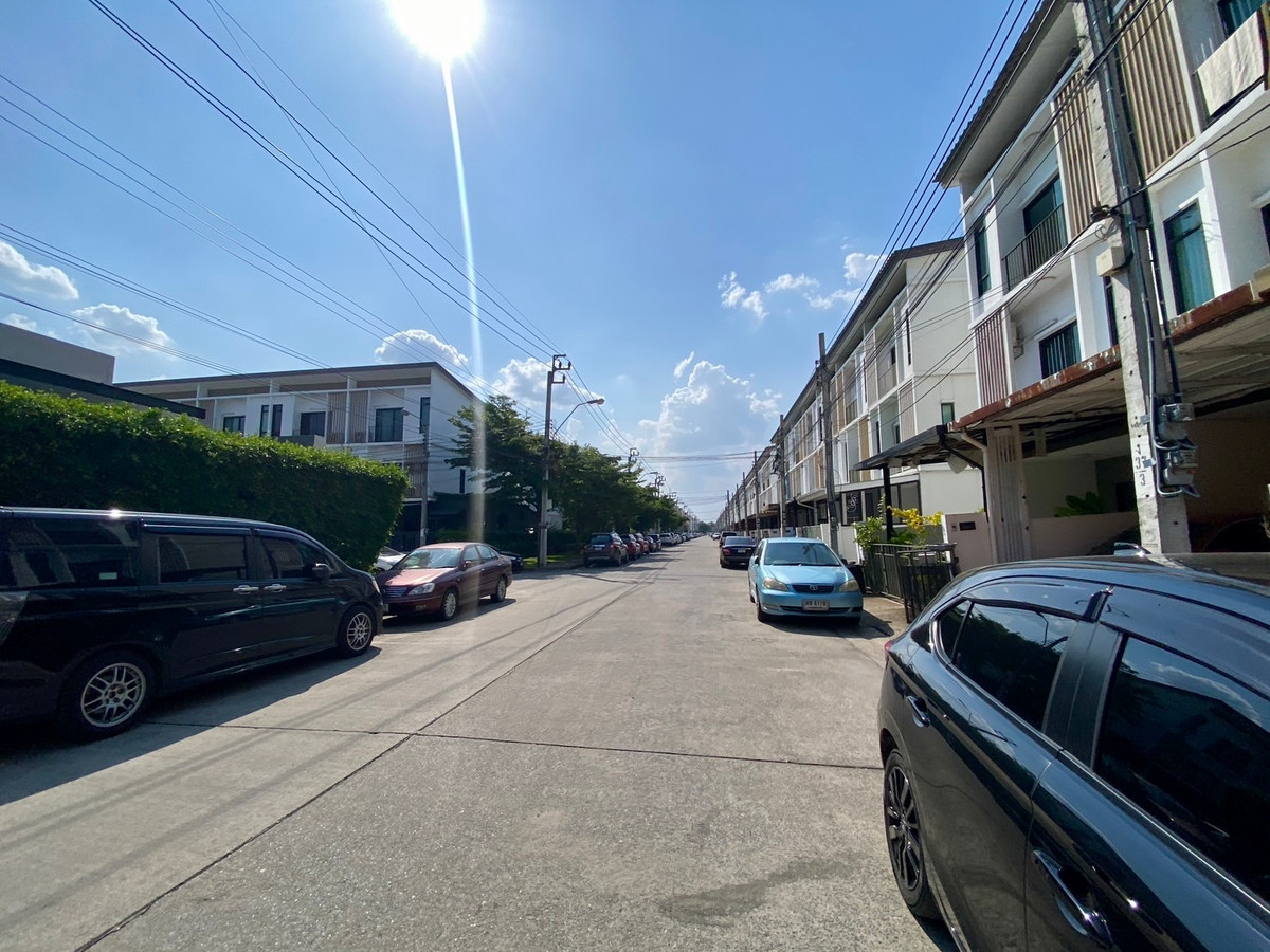 For SaleTownhomePattanakan, Srinakarin : Urgent Sale | Newly Renovated 3-Storey Townhome PATIO Srinakarin–Rama 9 | Prime Krungthep Kreetha Location