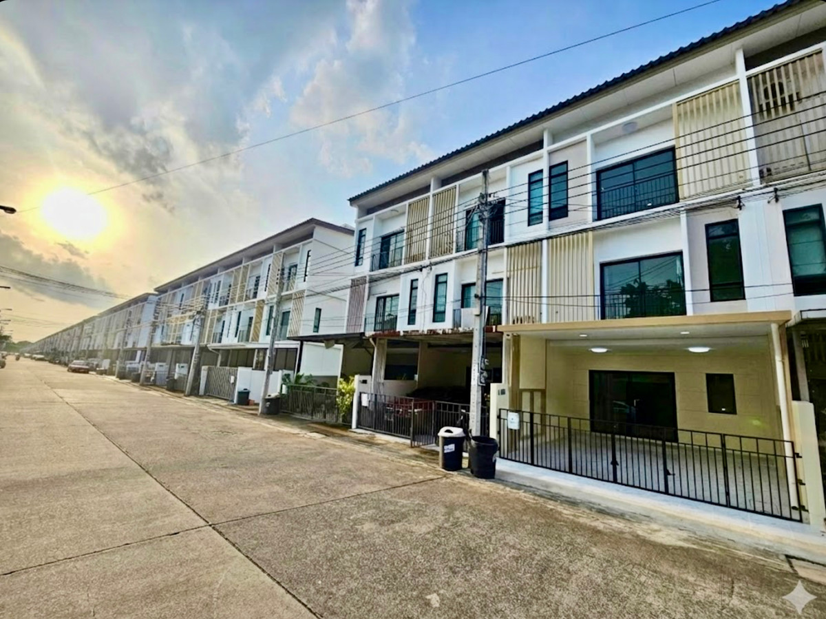 For SaleTownhomePattanakan, Srinakarin : Urgent Sale | Newly Renovated 3-Storey Townhome PATIO Srinakarin–Rama 9 | Prime Krungthep Kreetha Location