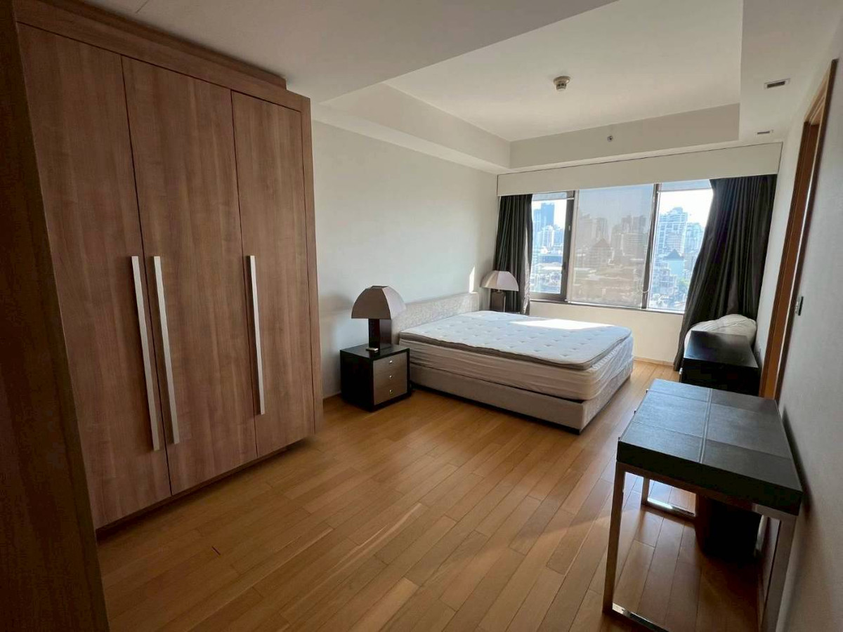 For RentCondoWitthayu, Chidlom, Langsuan, Ploenchit : Luxury condo for rent, Prive by Sansiri | Ploenchit ✨ Luxury condo in the heart of the city, near BTS Ploenchit, comfortable, private, suitable for executives & expats🏙 3 bedrooms | 4 bathrooms 📐 large size 156 sq m. | 10th floor