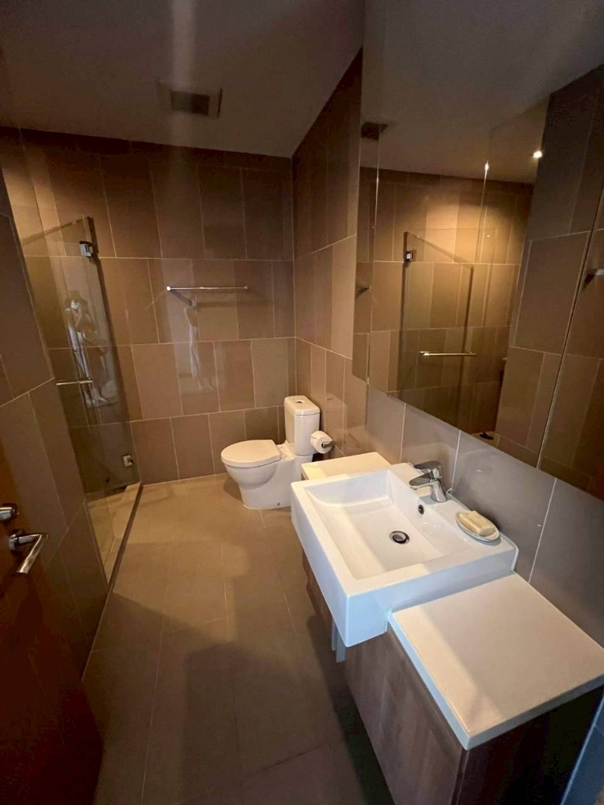 For RentCondoWitthayu, Chidlom, Langsuan, Ploenchit : Luxury condo for rent, Prive by Sansiri | Ploenchit ✨ Luxury condo in the heart of the city, near BTS Ploenchit, comfortable, private, suitable for executives & expats🏙 3 bedrooms | 4 bathrooms 📐 large size 156 sq m. | 10th floor