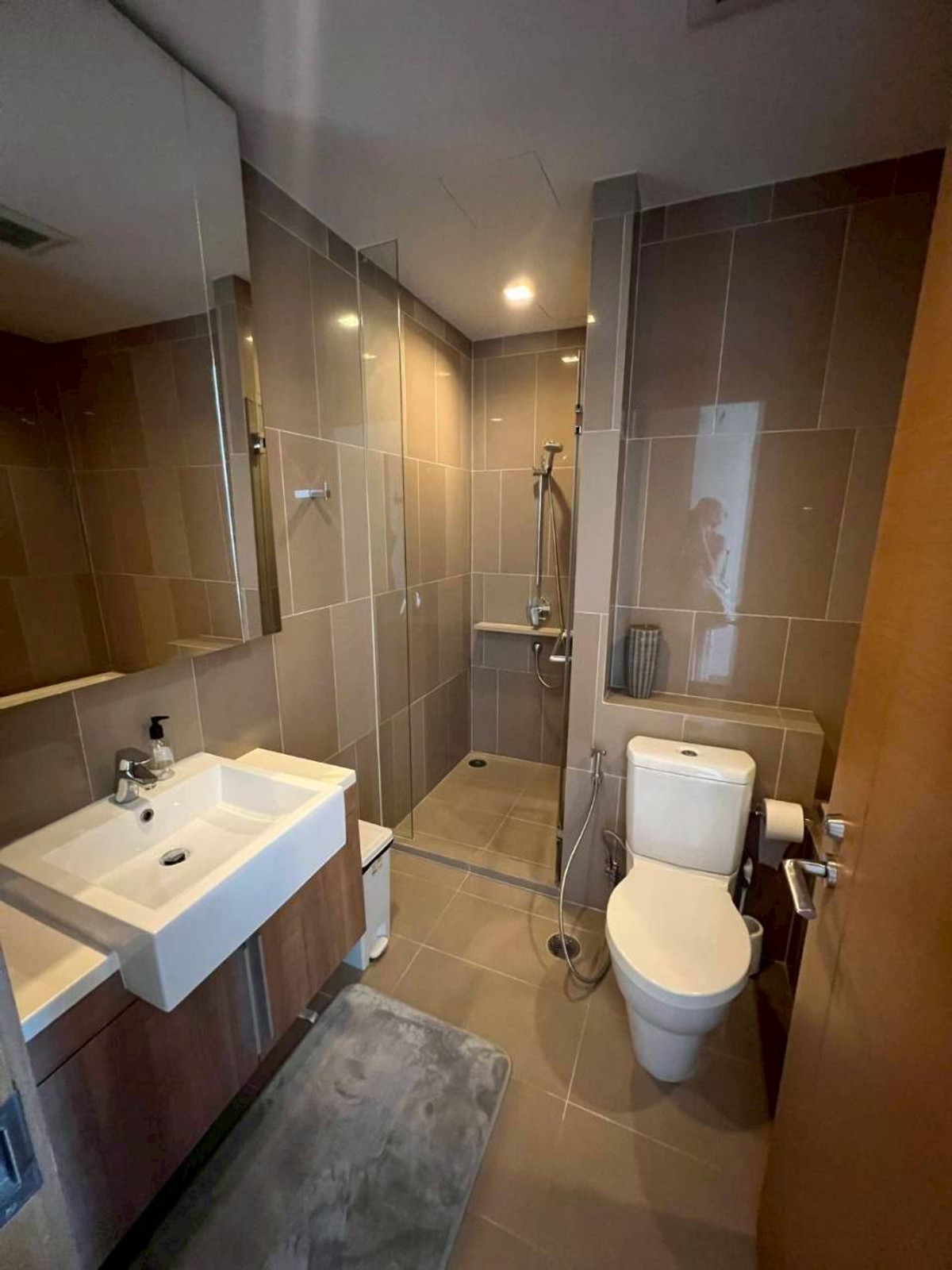 For RentCondoWitthayu, Chidlom, Langsuan, Ploenchit : Luxury condo for rent, Prive by Sansiri | Ploenchit ✨ Luxury condo in the heart of the city, near BTS Ploenchit, comfortable, private, suitable for executives & expats🏙 3 bedrooms | 4 bathrooms 📐 large size 156 sq m. | 10th floor