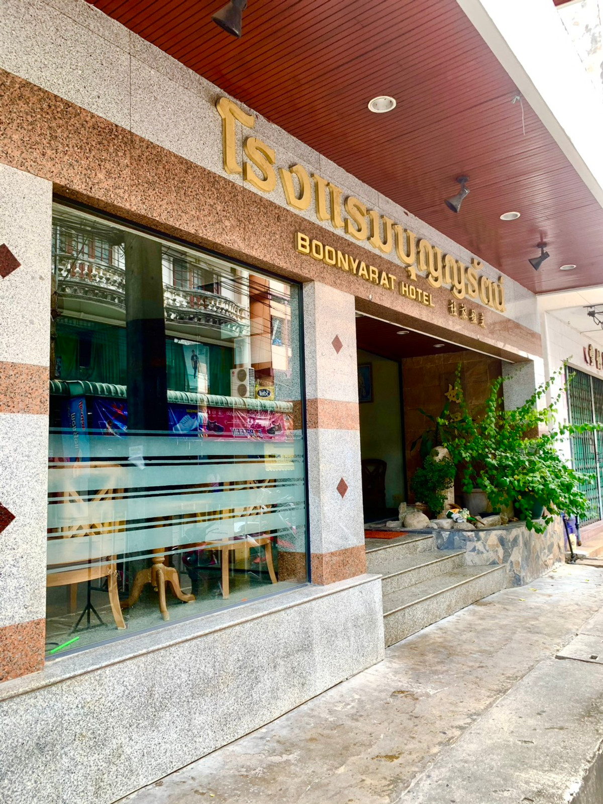 For SaleHotel&Apartment BusinessNakhon Si Thammarat : 🏨 Urgent sale! Prime location hotel In the center of Thung Song Market, Thung Song District, Nakhon Si Thammarat Province.